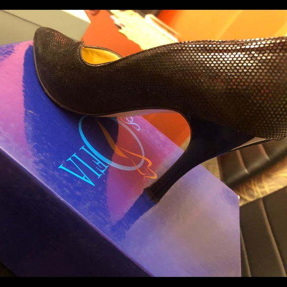 Sofia Italy Designer Black Pumps - Picture 4 of 4